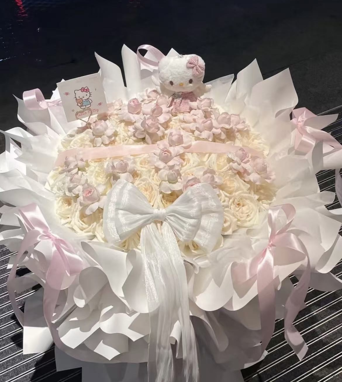 HelloKitty 仙子之吻白荔枝玫瑰巨型花束【送女友 闺蜜鲜花】